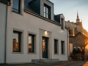Ravalement de façade en cours sur bâtiment, travaux visibles