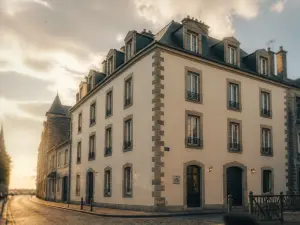 façade rénovée et orientée façade dans le quartier, ambiance professionnelle